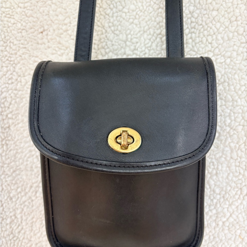 Vtg Coach Glove tanned leather Black Crossbody Bag with Brass Turn-Lock